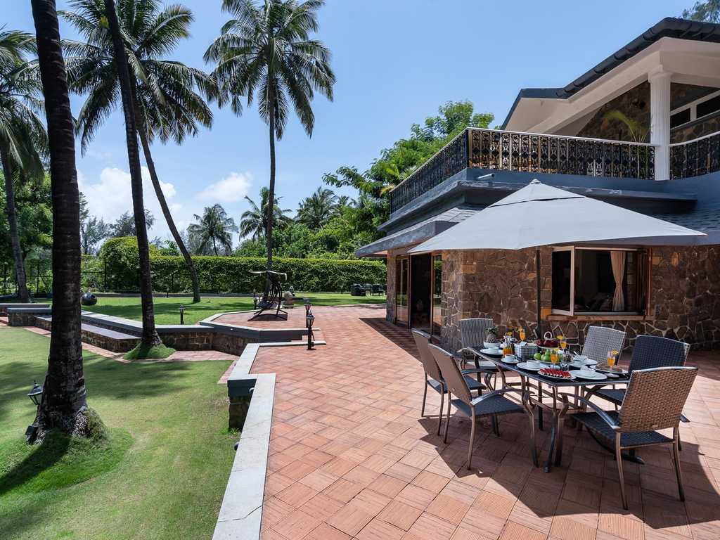 Waves - Outdoor Area