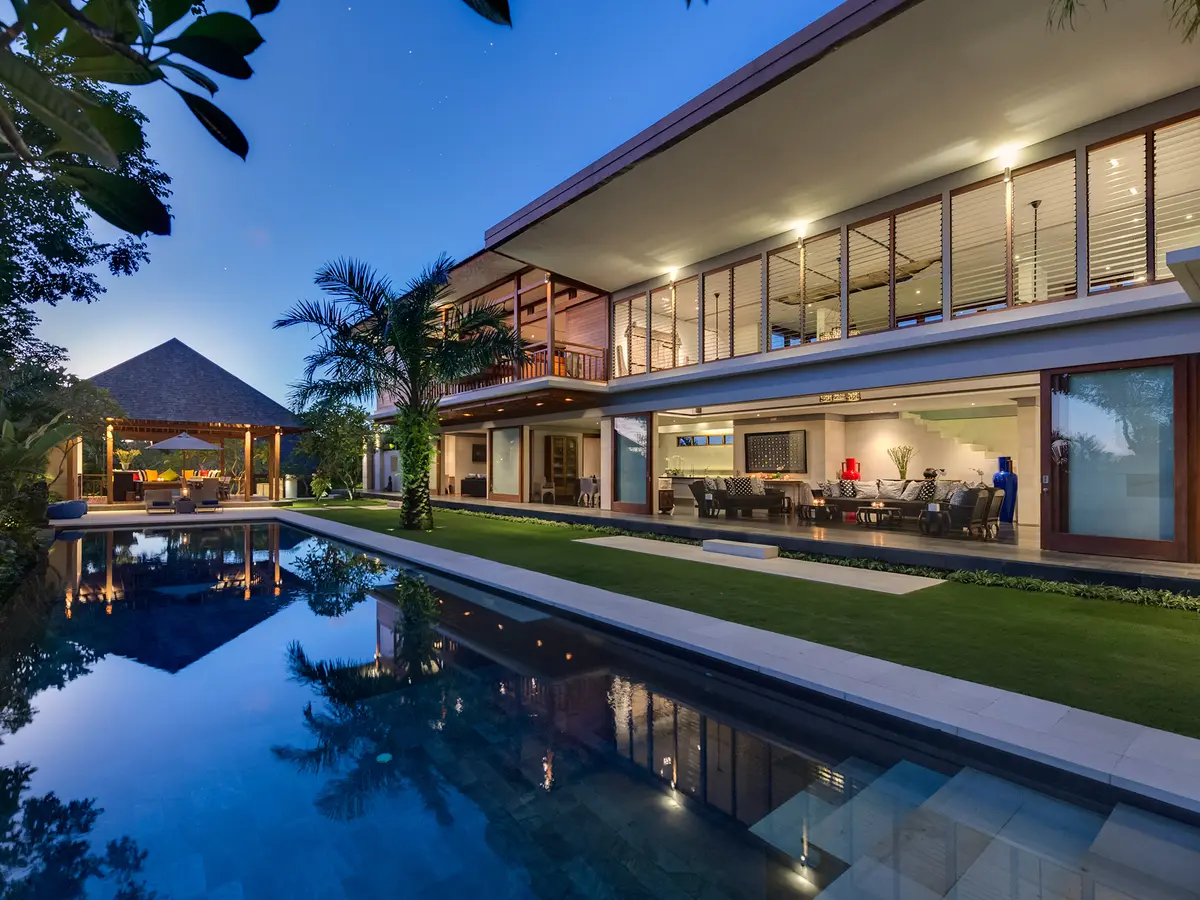 Bendega Rato - Pool view of villa and bale at dusk