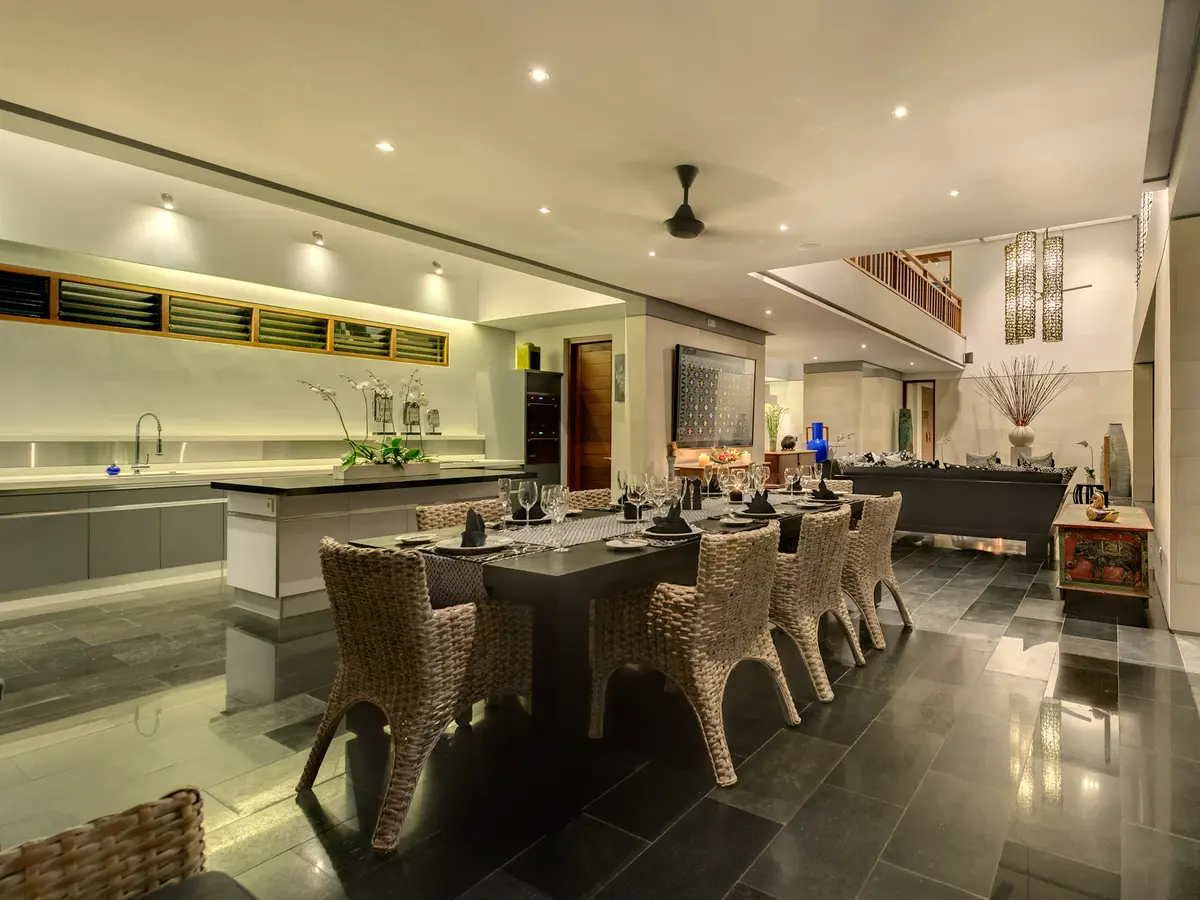 Bendega Rato - Dining area at night