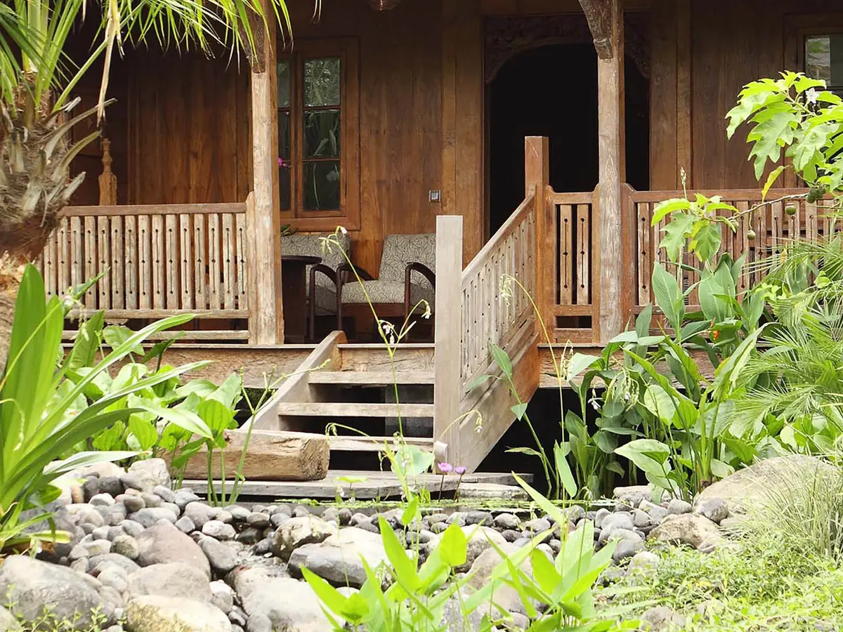 Villa Radha - The villa and pond