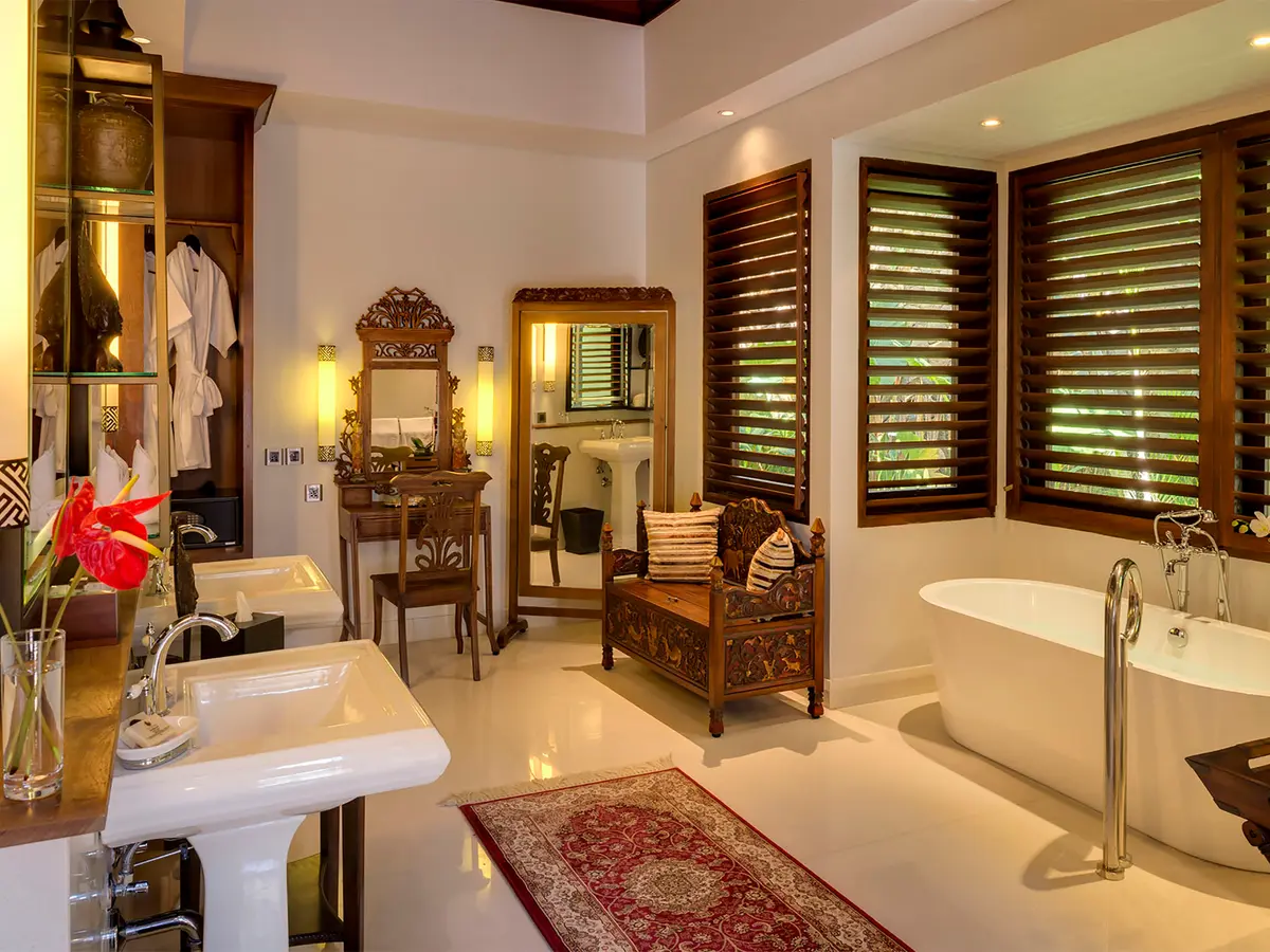 Des Indes II - Master bedroom bathroom