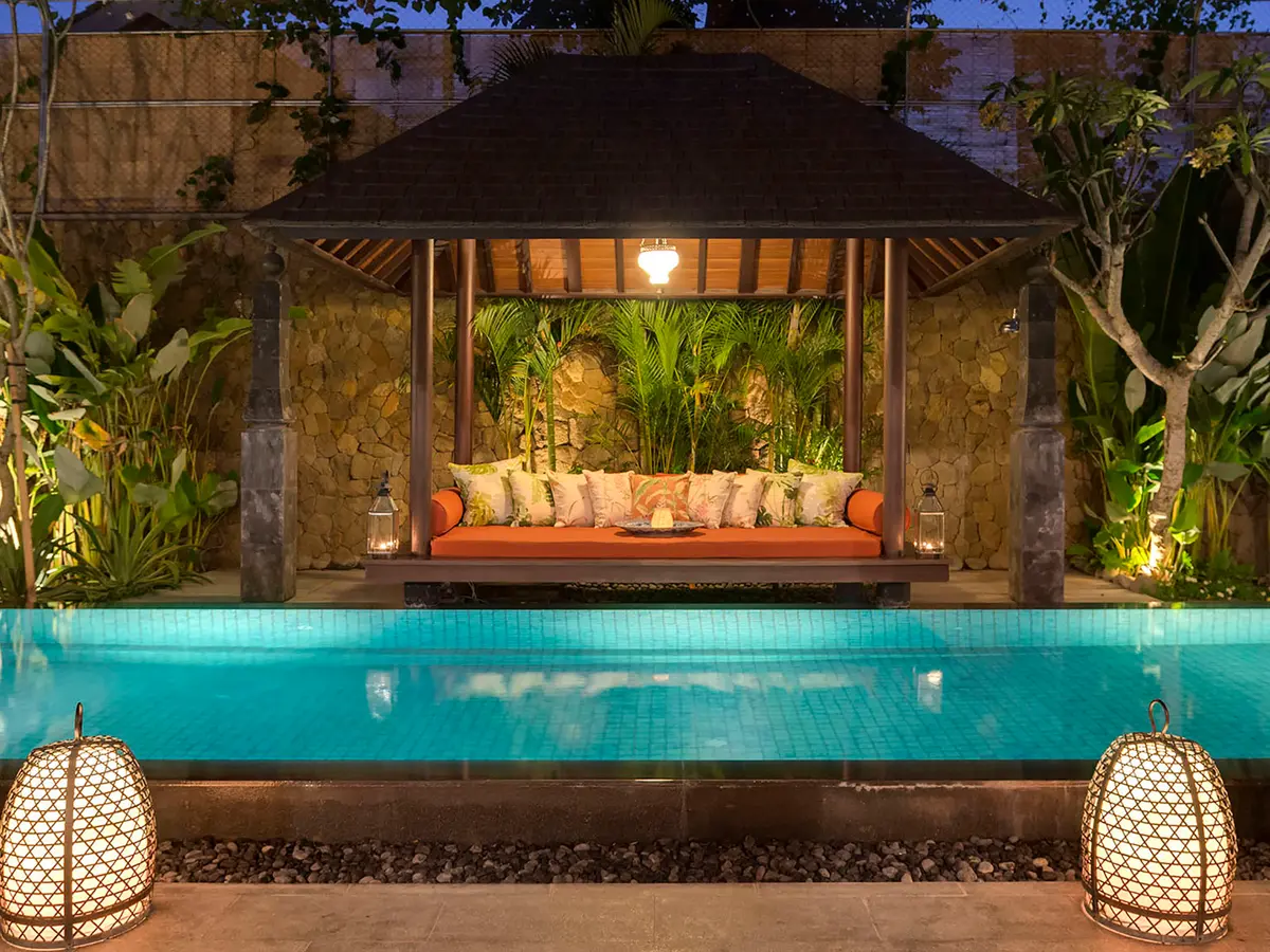 Des Indes II - Bale and swimming pool at night