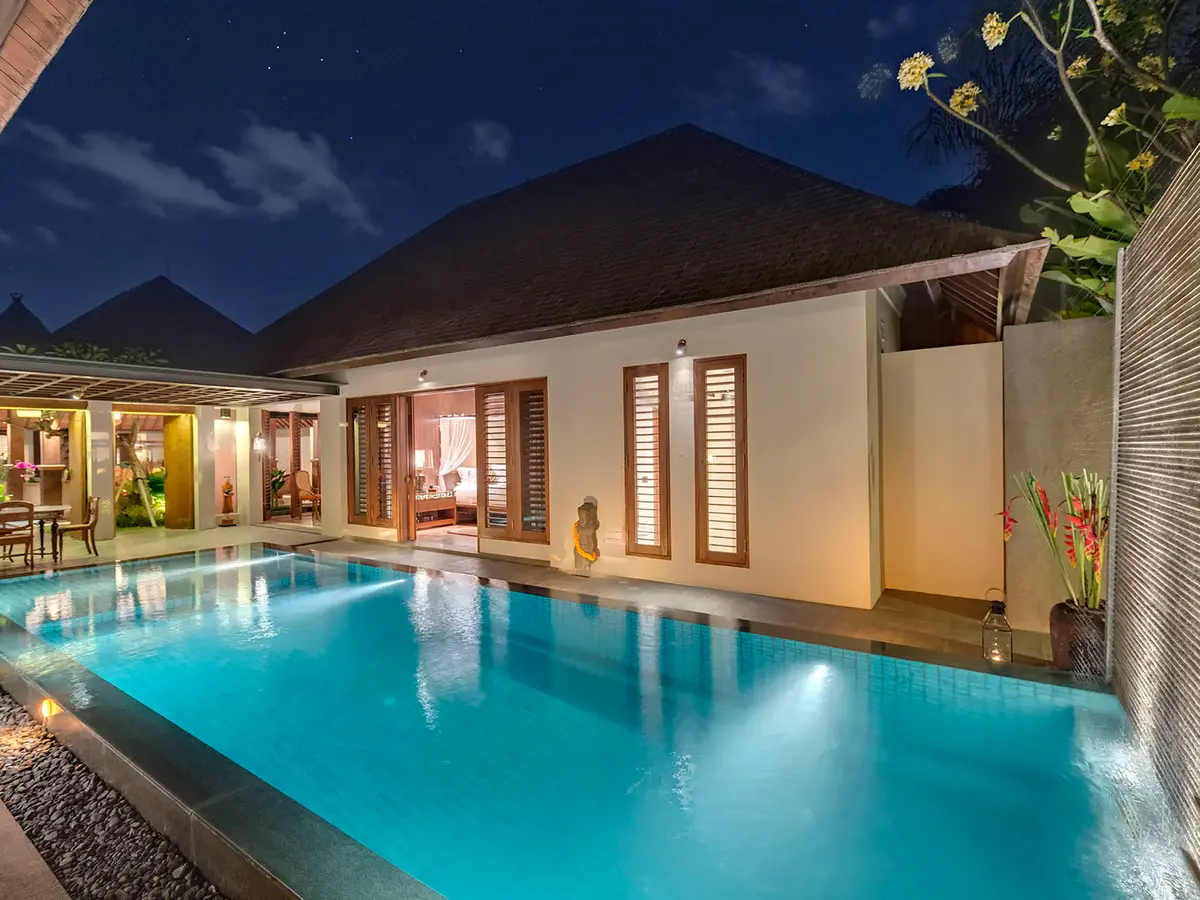 Des Indes II - Pool lights at night