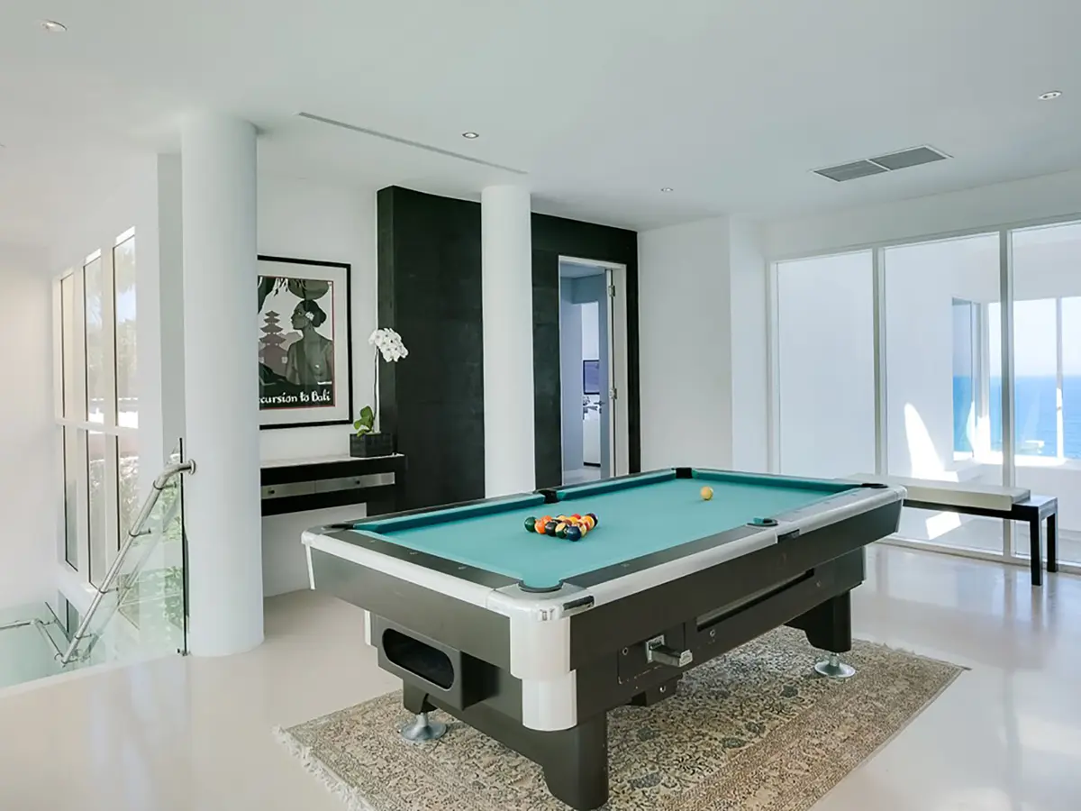 Grand Cliff Front Residence - Billiard table