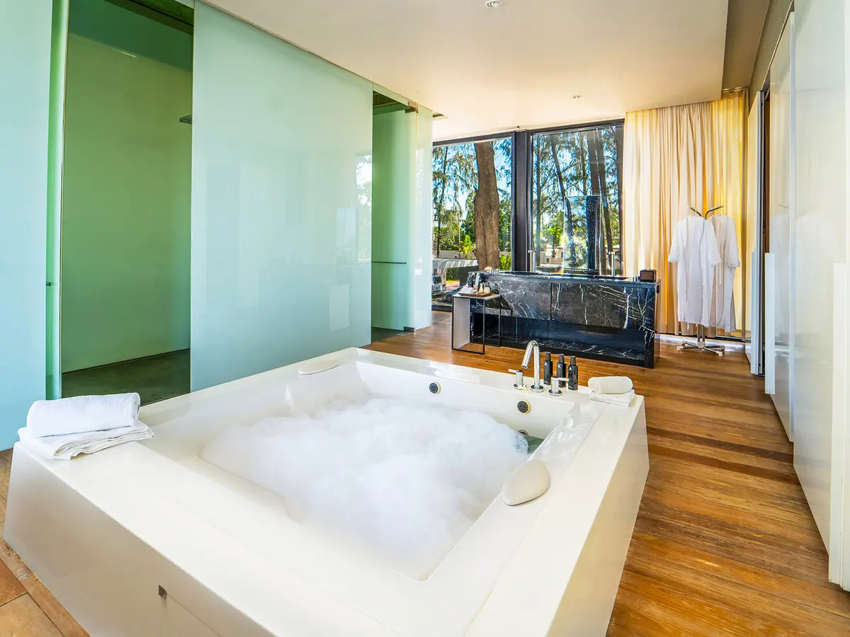 Grand Villa Noi - Ensuite bathroom, master suite A
