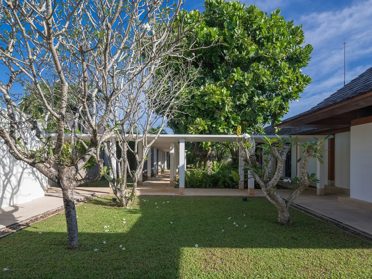 Villa Ananda -Manicured lawn