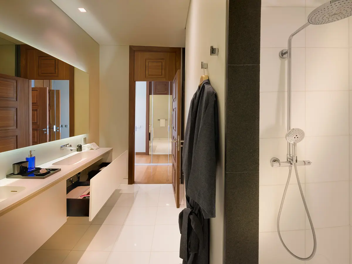 Malaiwana Villa R - Shower and bathroom features