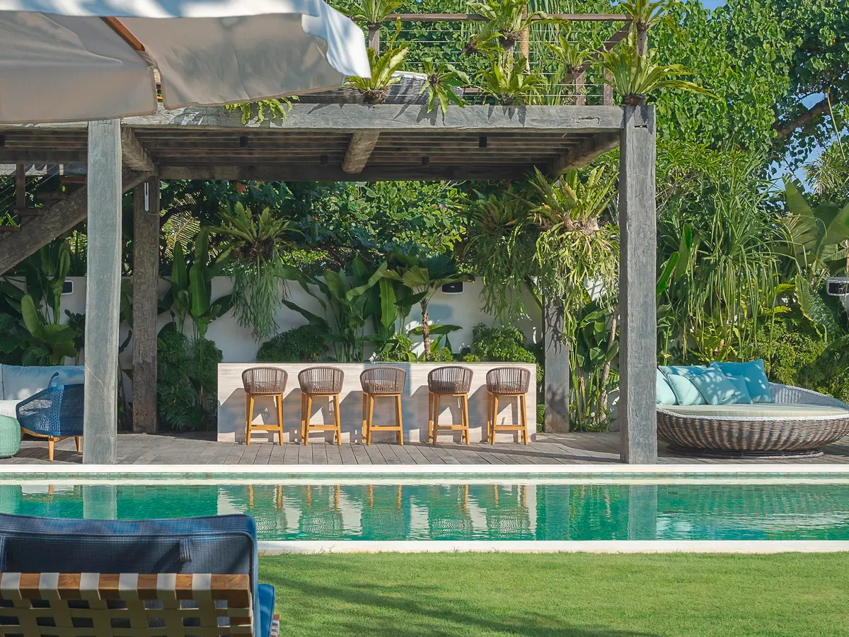 Noku Beach House - Outdoor pool bar