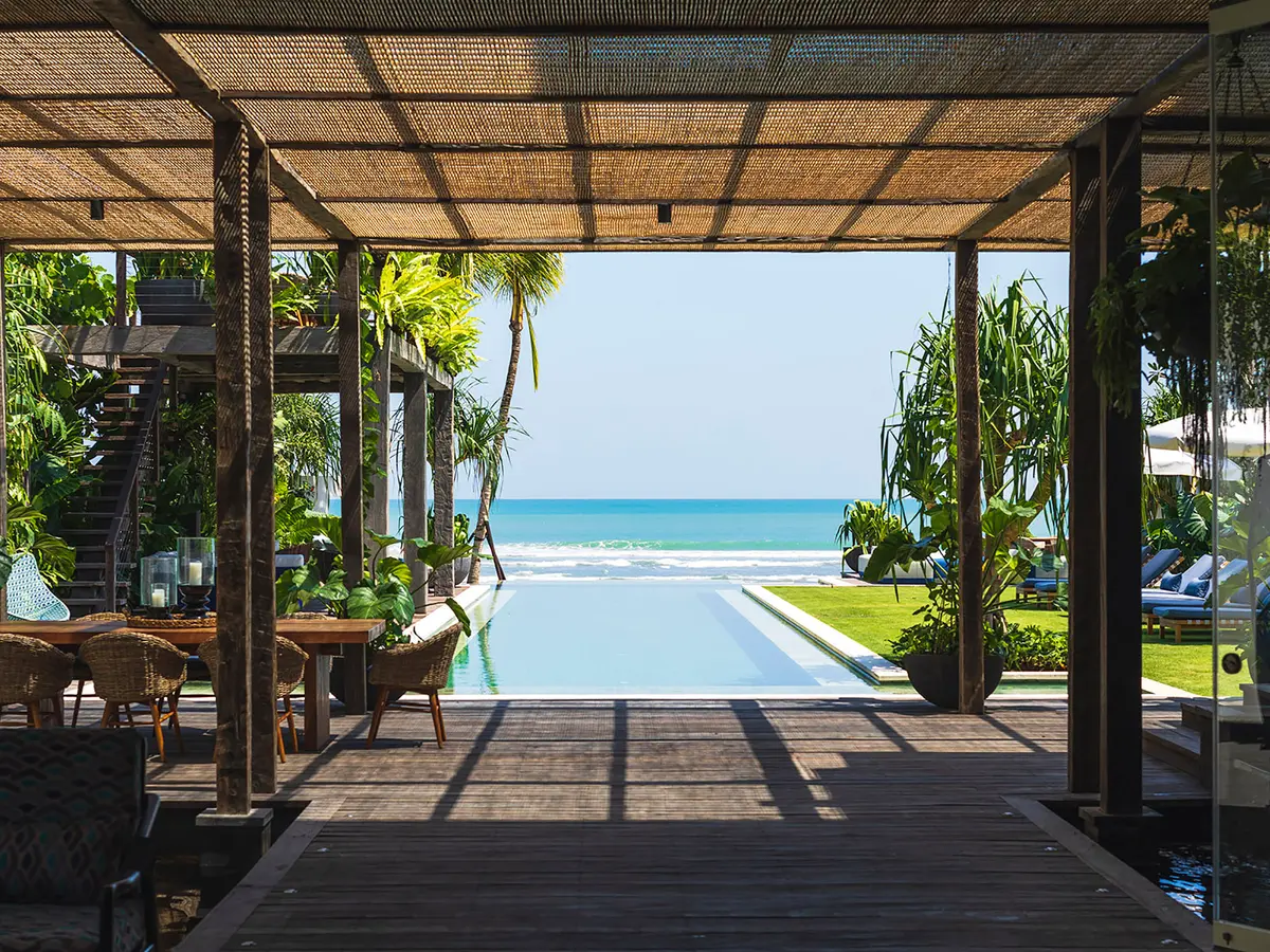 Noku Beach House - Walkway to pool with beach view