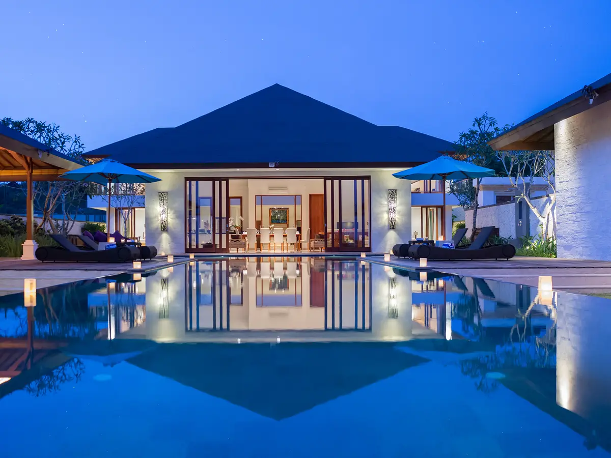 Pandawa Cliff Estate - Villa Marie - The villa lit up at night