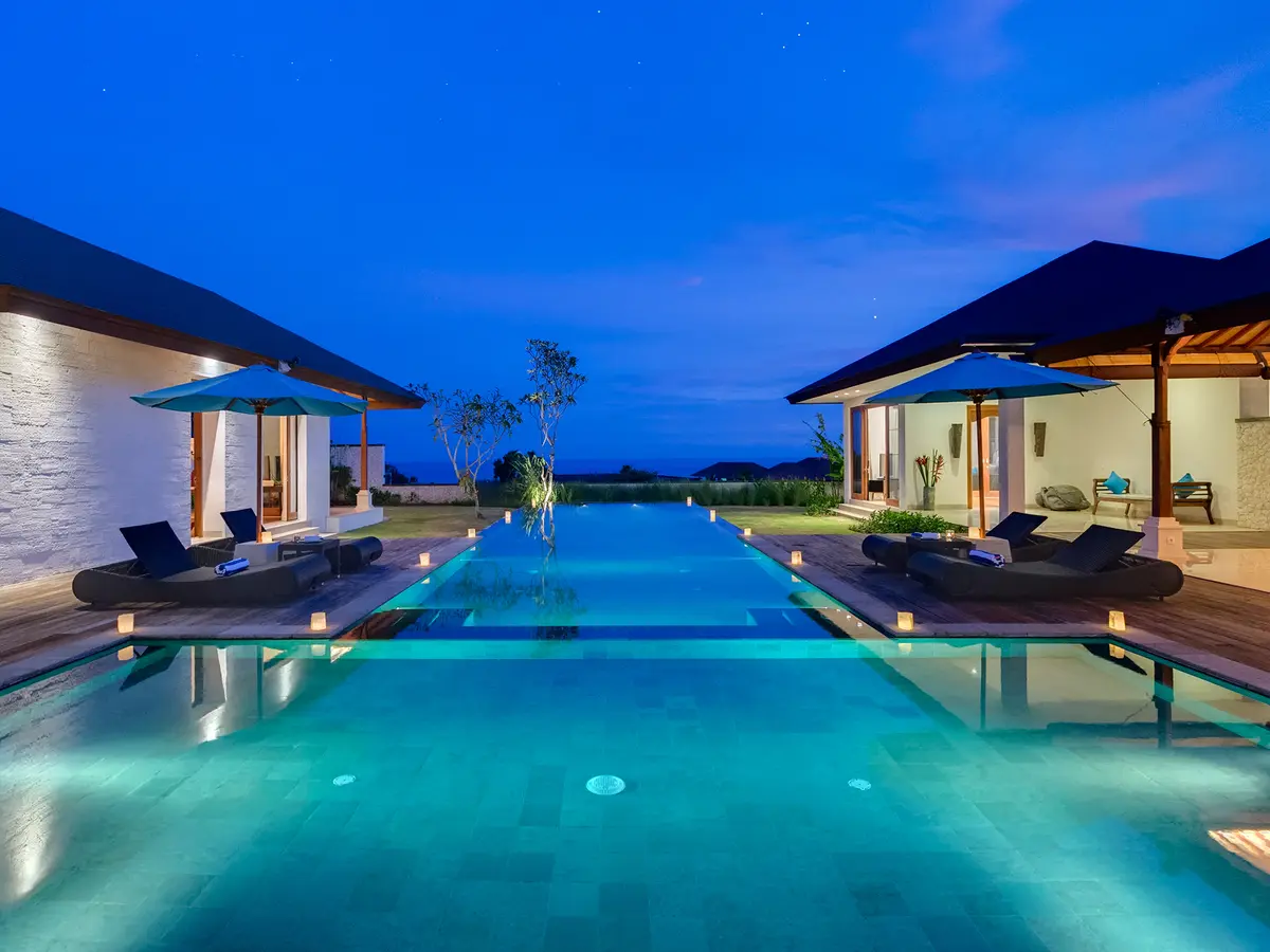 Pandawa Cliff Estate - Villa Marie - The pool lit up at night