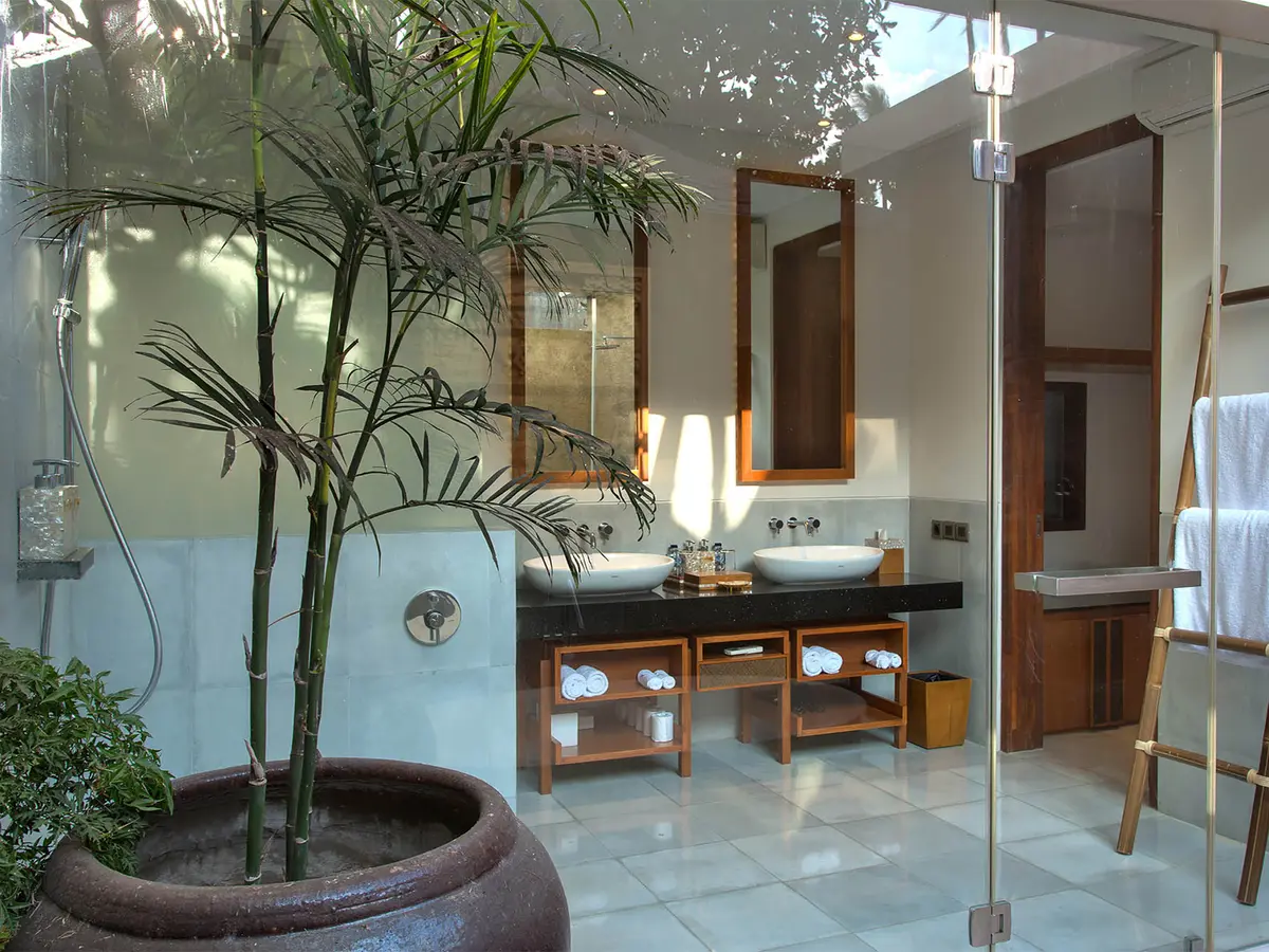 Seseh Beach Villa I - Master bedroom one ensuite
