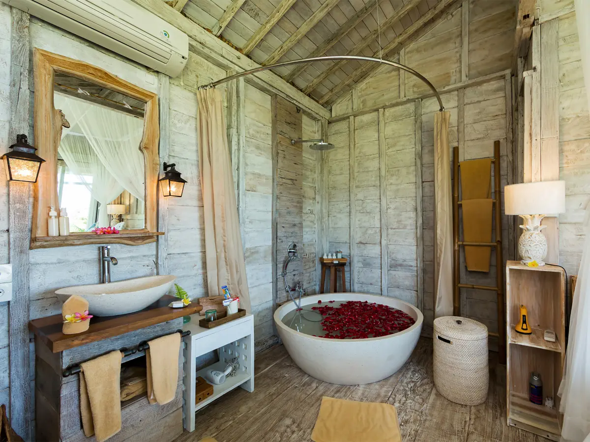 Villa Sungai Tinggi - Joglo ensuite bathroom design