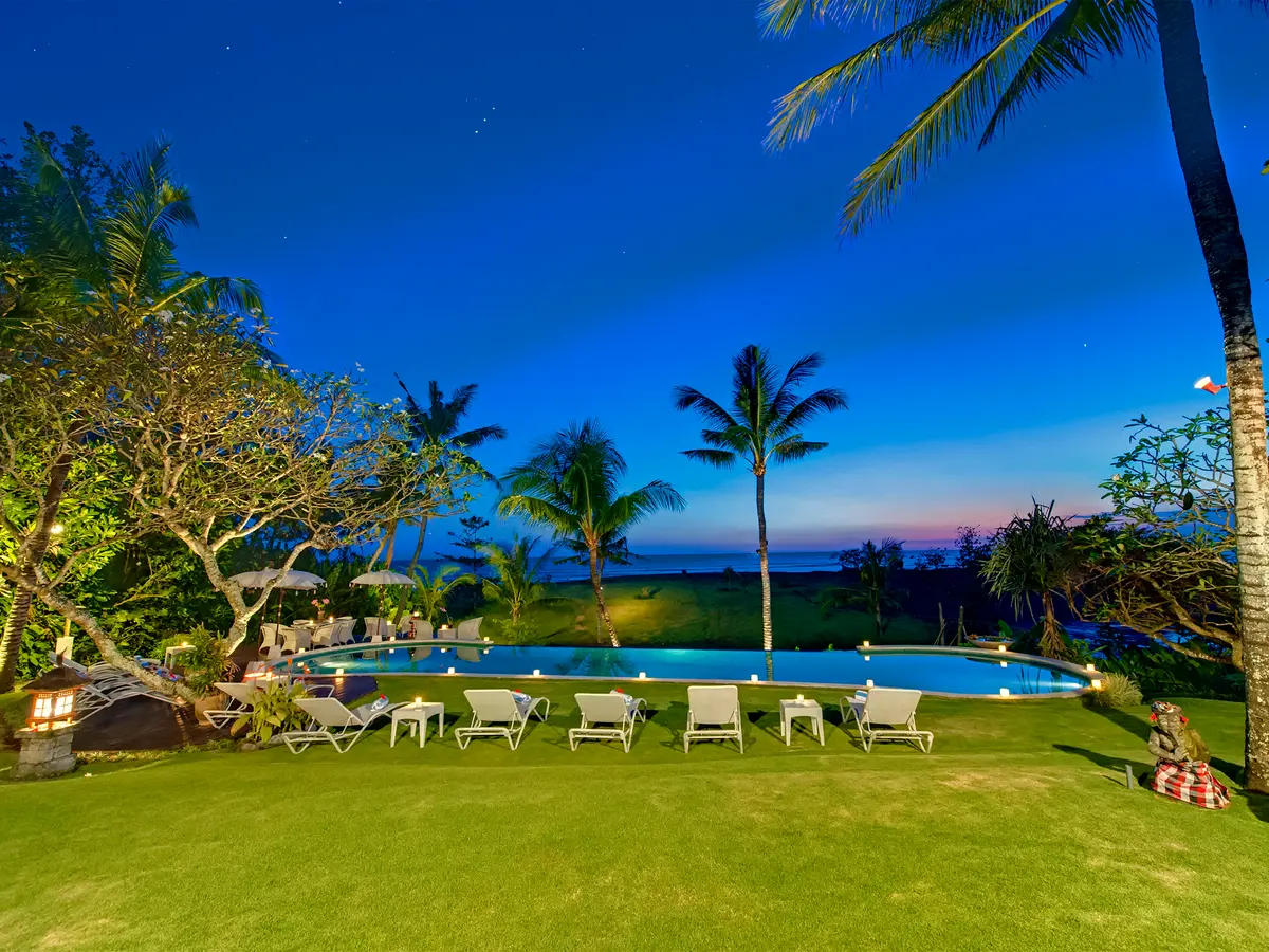 Villa Sungai Tinggi - Pool and garden at night