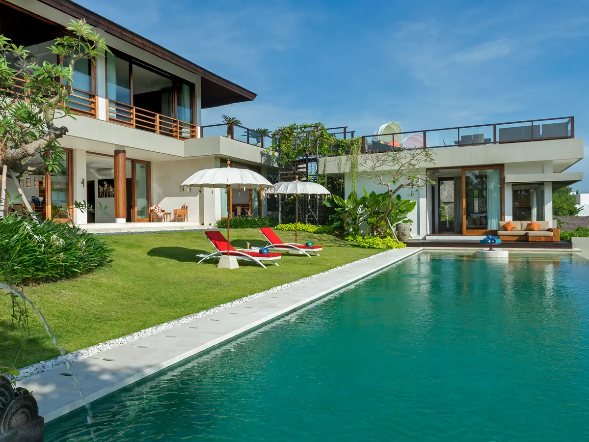Villa Aiko - Villa grounds from pools edge