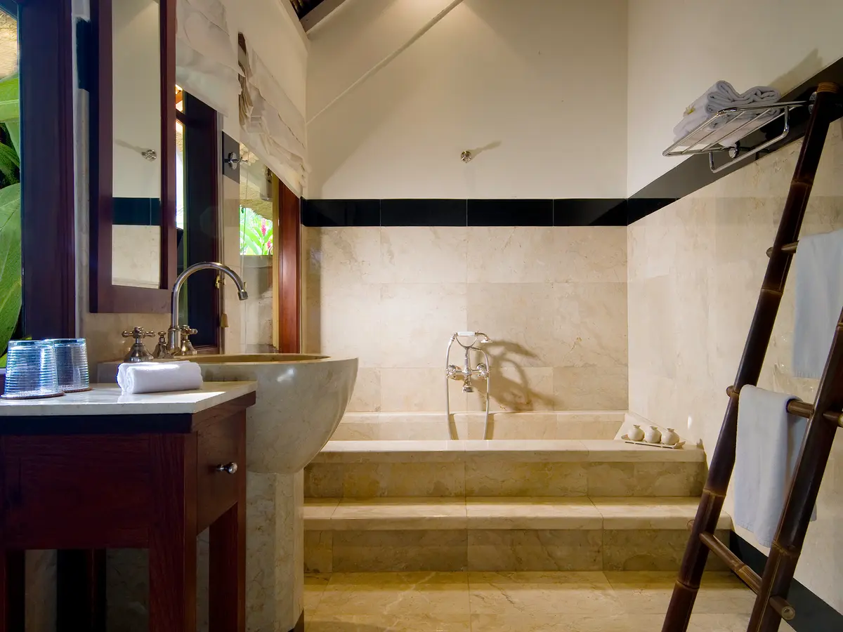 Villa Alamanda - Red bathroom