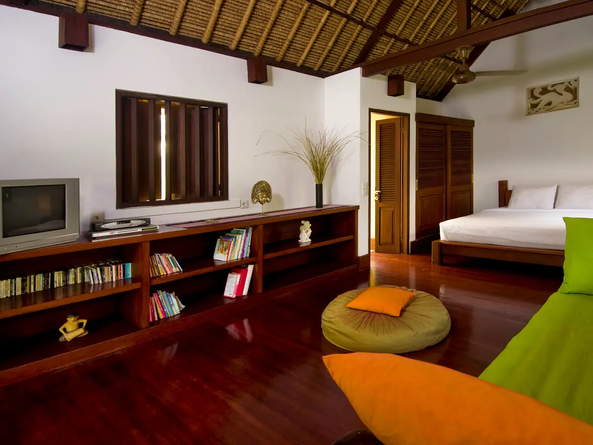 Villa Alamanda - Garden suite and television area