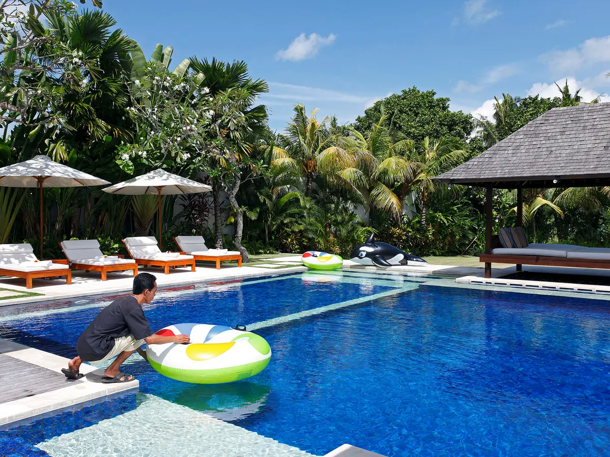 Villa Asante - Staff preparing the children's pool toys