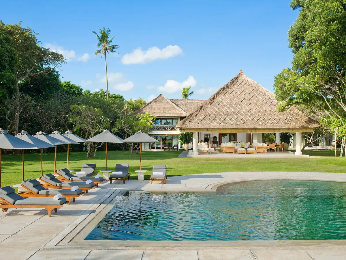 Atas Ombak - Pool and house