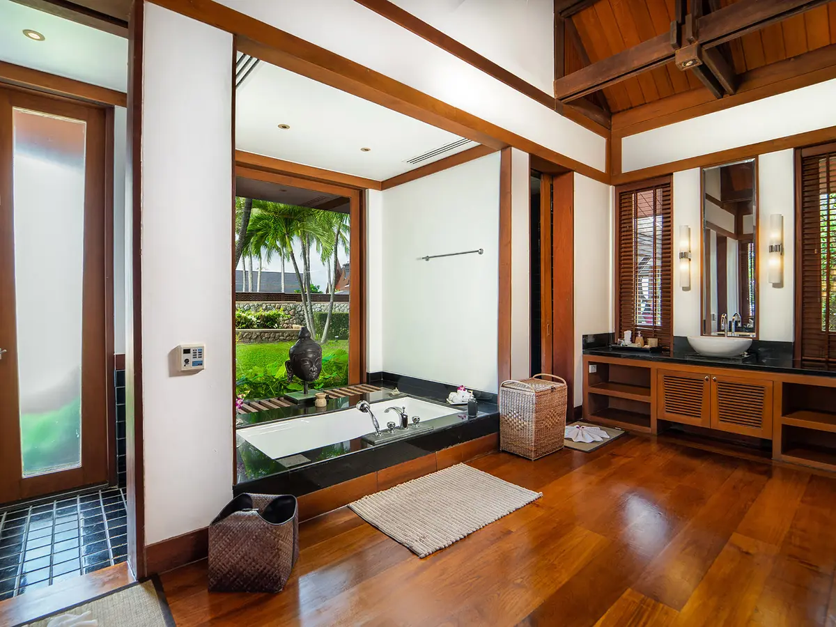 Villa Chada - Master bedroom ensuite bathroom preview