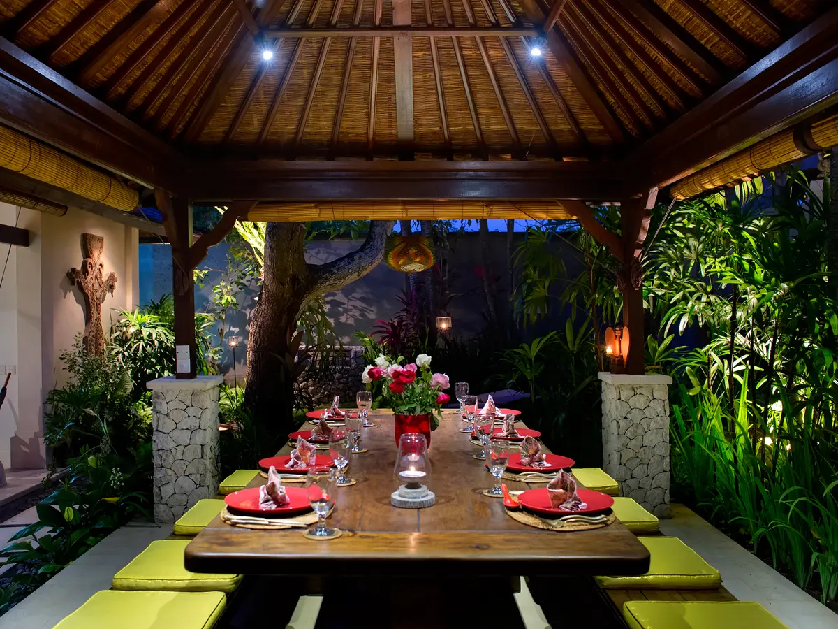 7. Villa Kakatua - Dining room at night