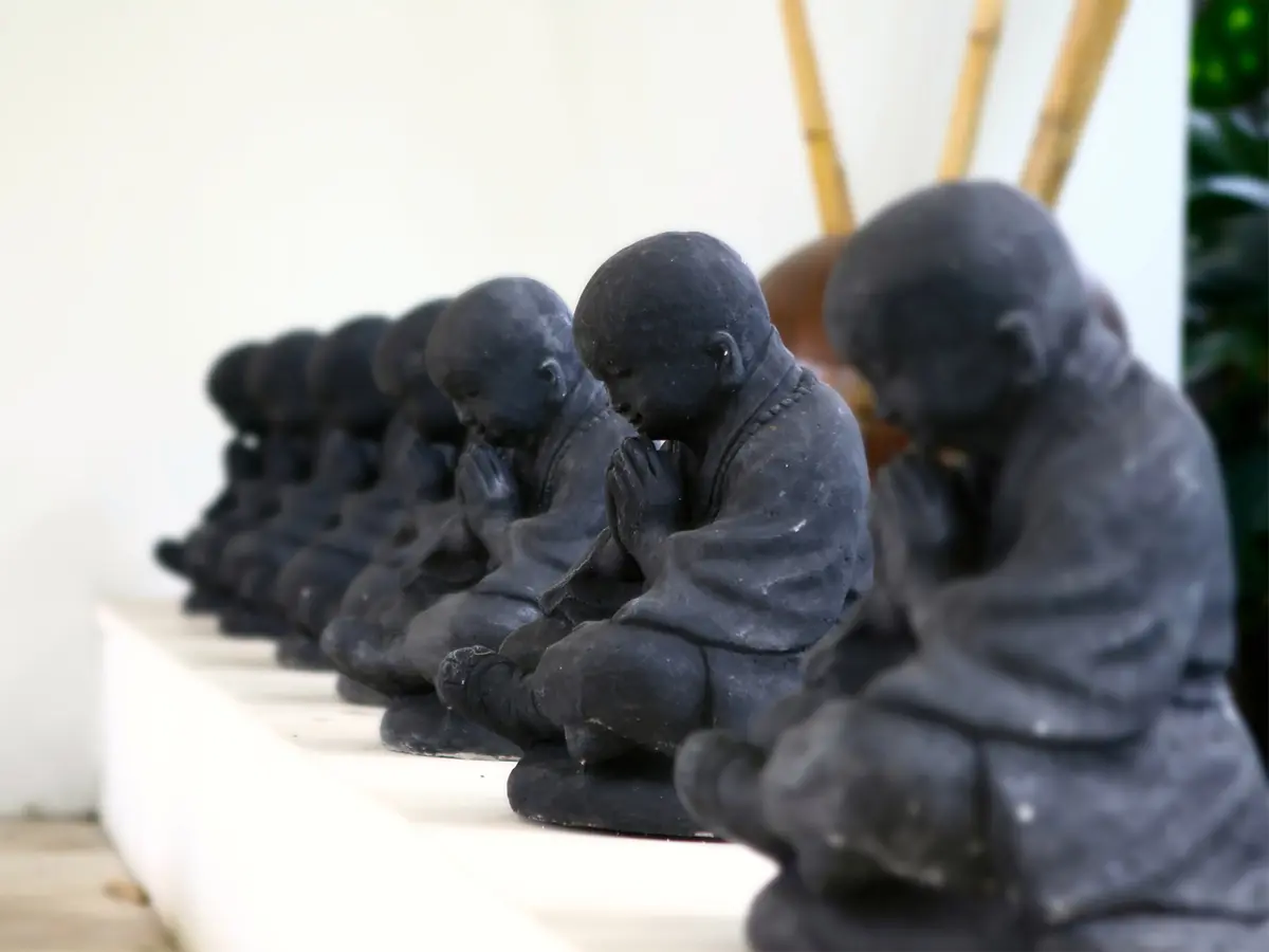 Villa Kalyani - Praying buddhas