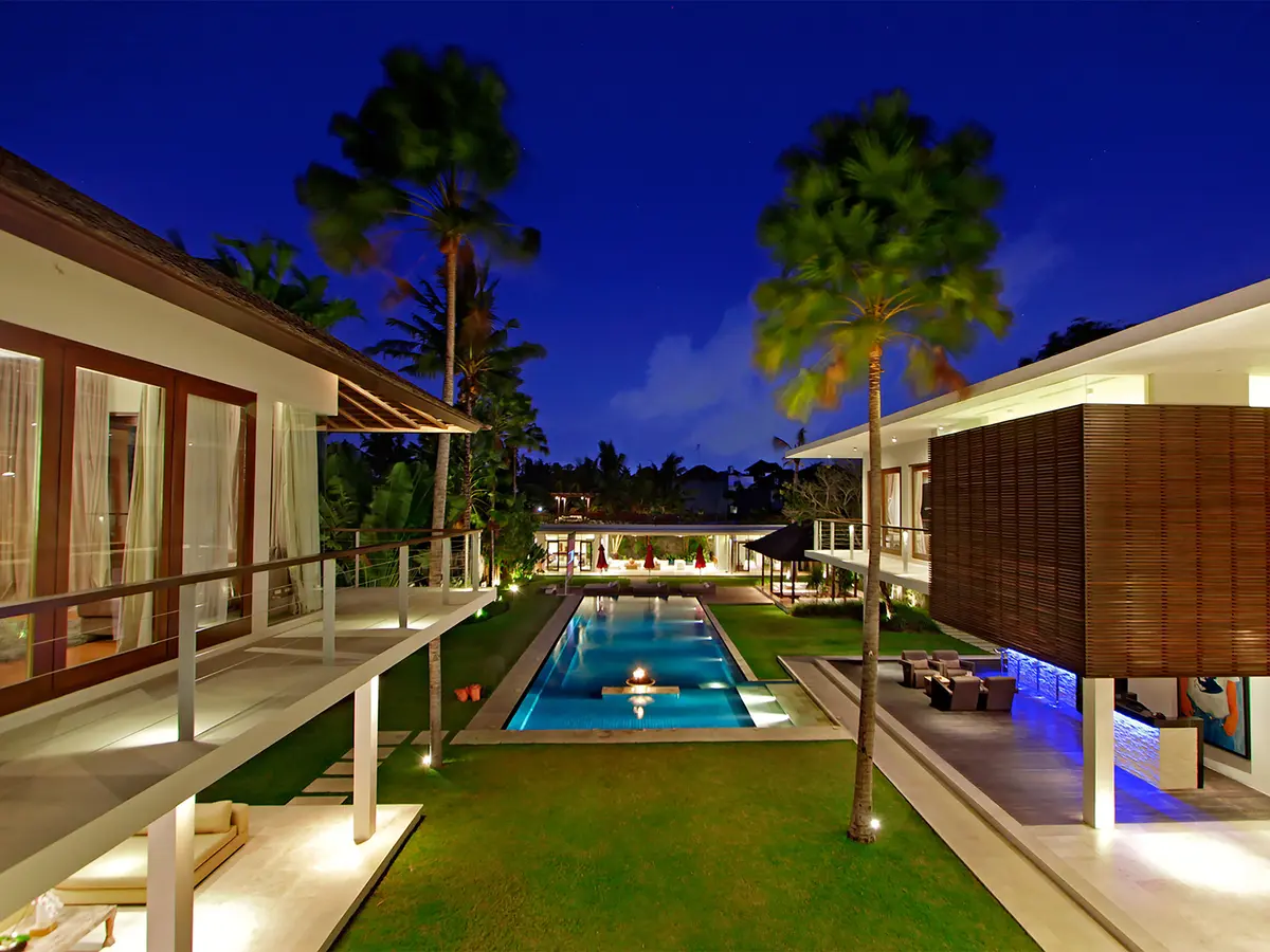 Villa Kalyani - The villa lawns and pool at night