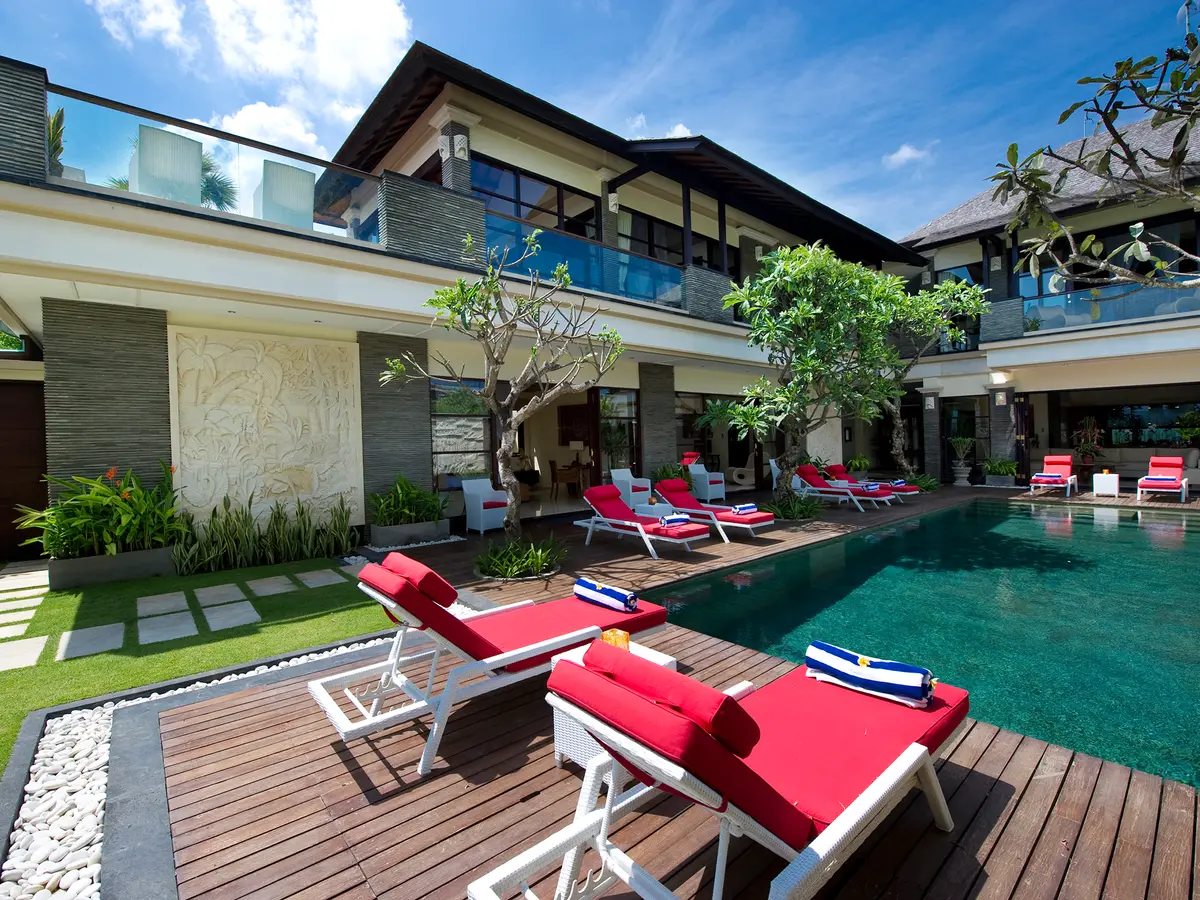 Villa Lega - Sunloungers and swimming pool