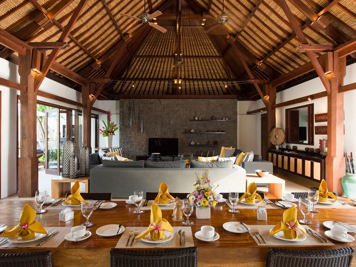 Vila Lilibel - Indoor dining view to living area