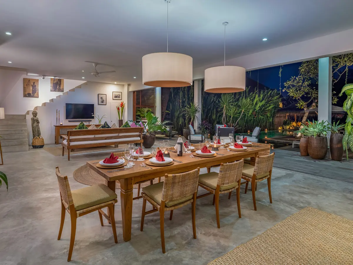 Villa Mandalay Dua - Dining and living area