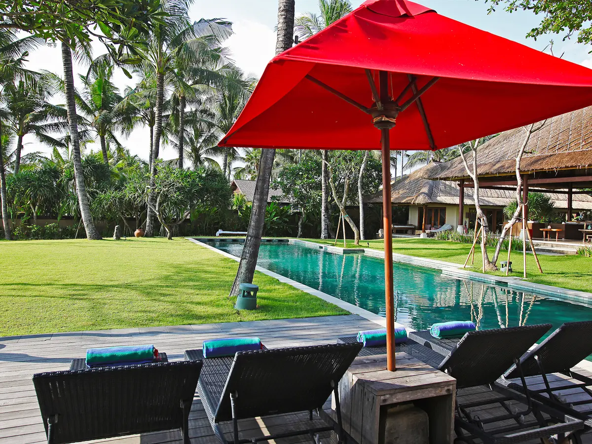 Villa Maridadi - Lounging by the pool