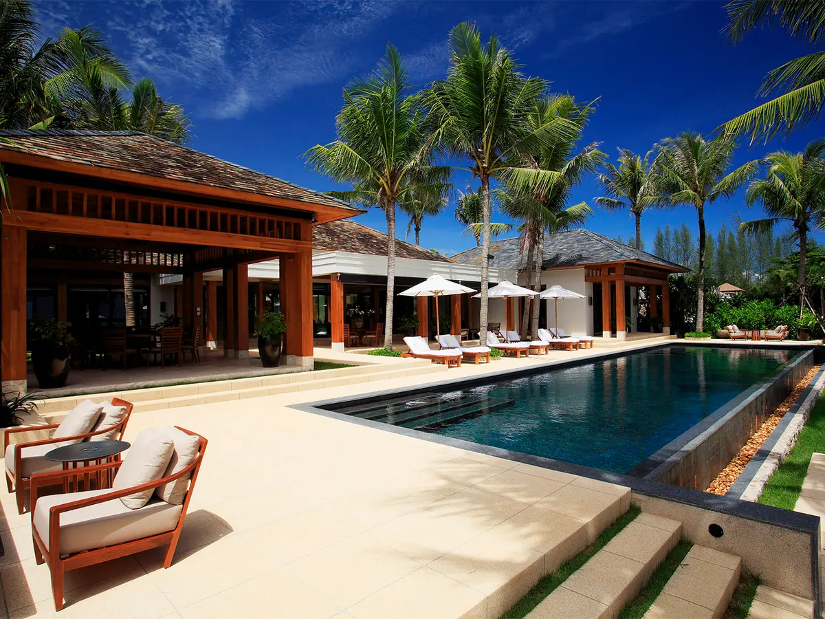 Villa Nandana - Villa and the pool layout