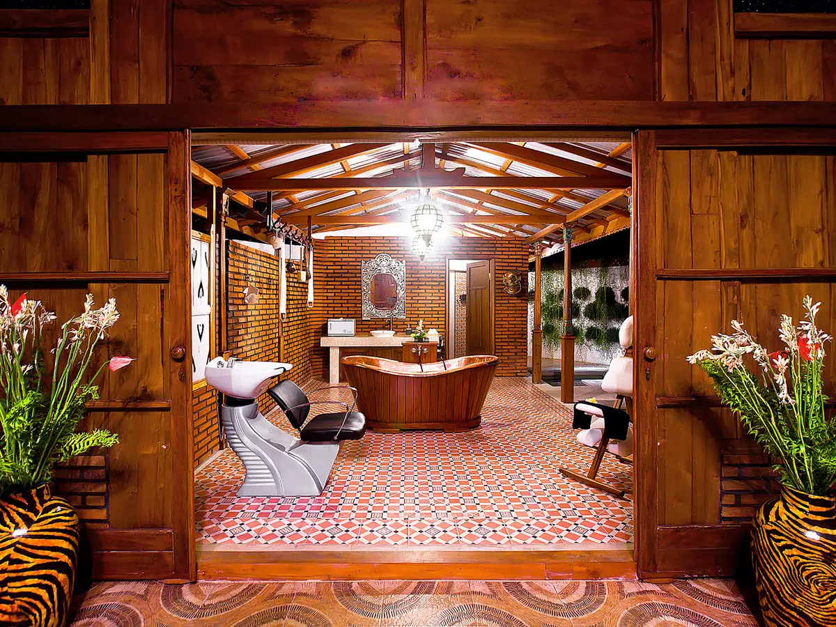 Puri Nirwana - Antique spa bathroom