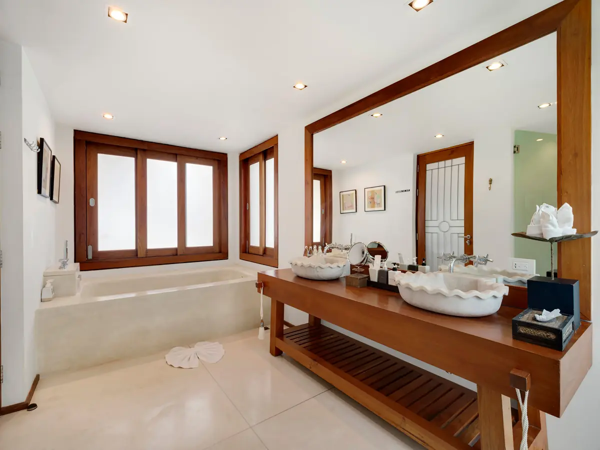Villa Riva - Ensuite bathroom tub and sinks