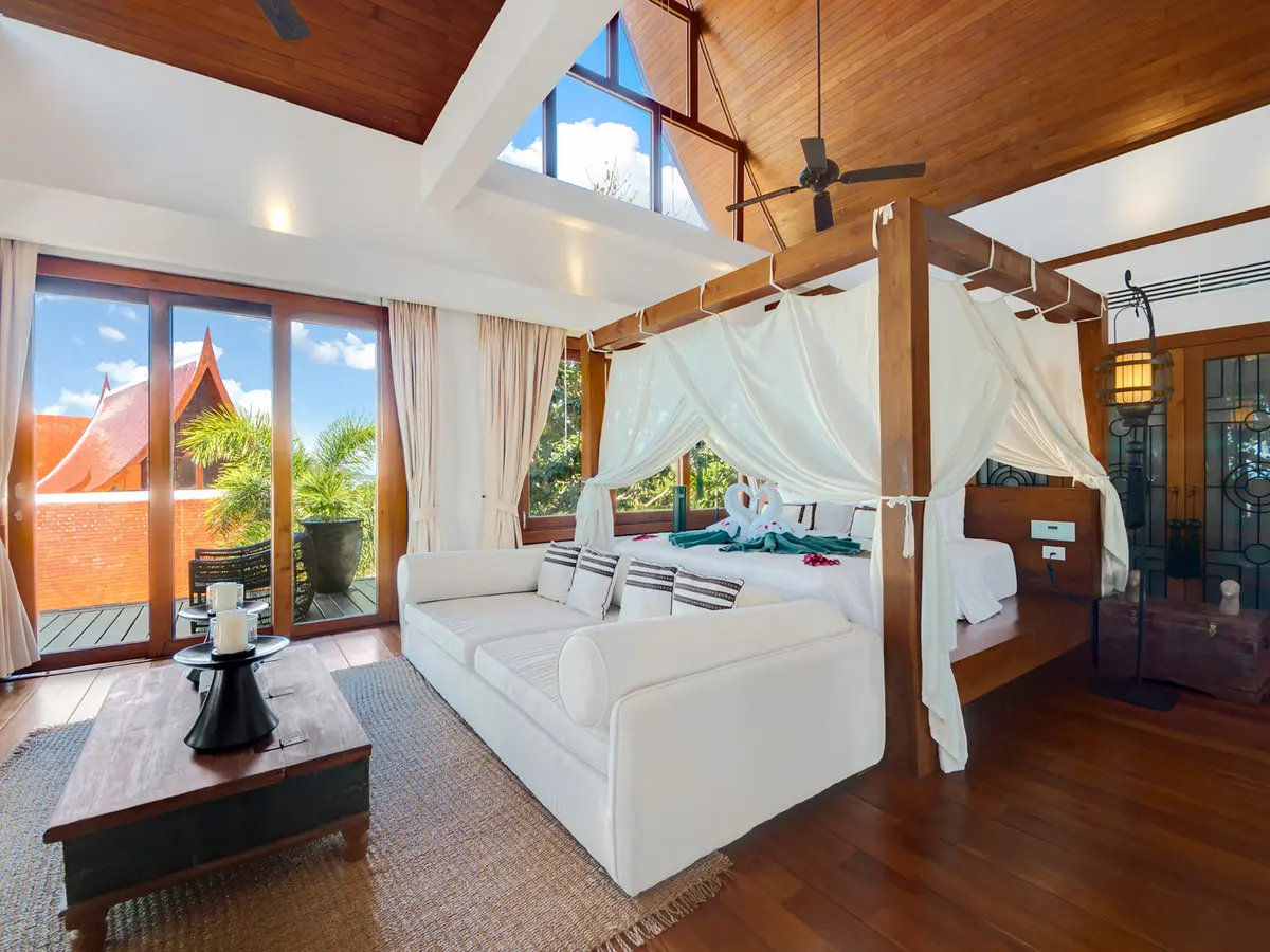 Villa Riva - Guestroom and high-thatched ceiling
