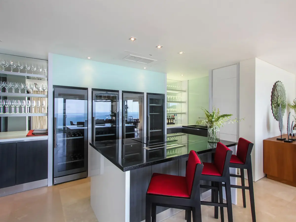 Villa Saan - Featured kitchen and bar