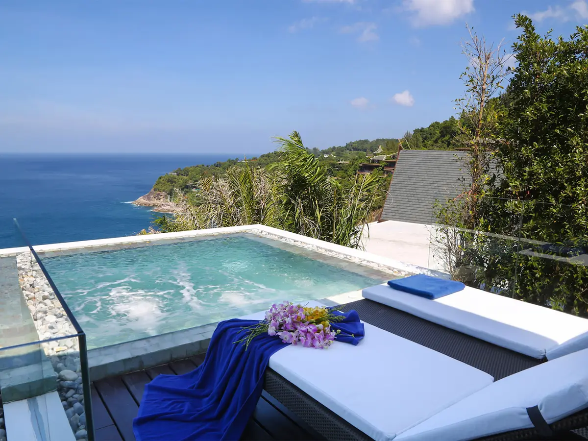 Villa Saan - Featured jacuzzi in master bedroom