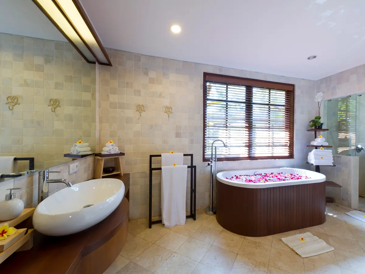 Villa San - Master bathroom