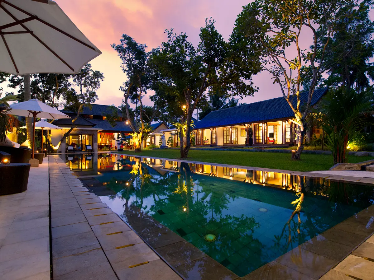 Villa San - Pool and villa at dusk