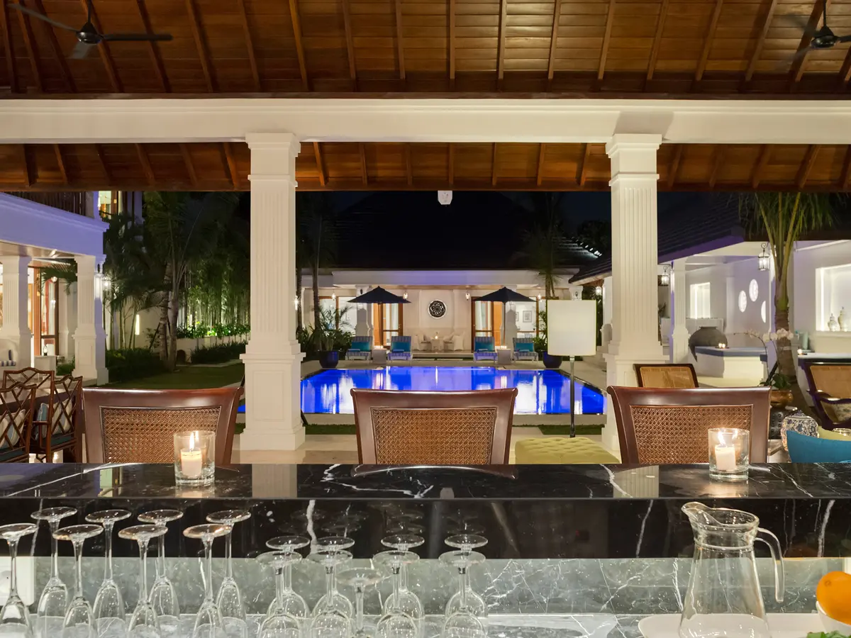 Villa Windu Asri - Bar and pool at night