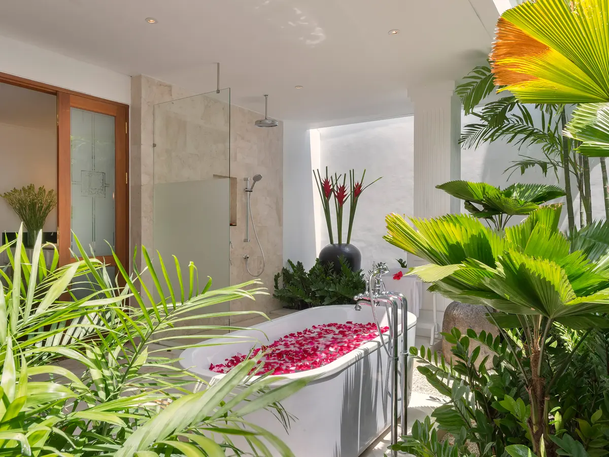 Villa Windu Asri - Poolside guesthouse ensuite tub