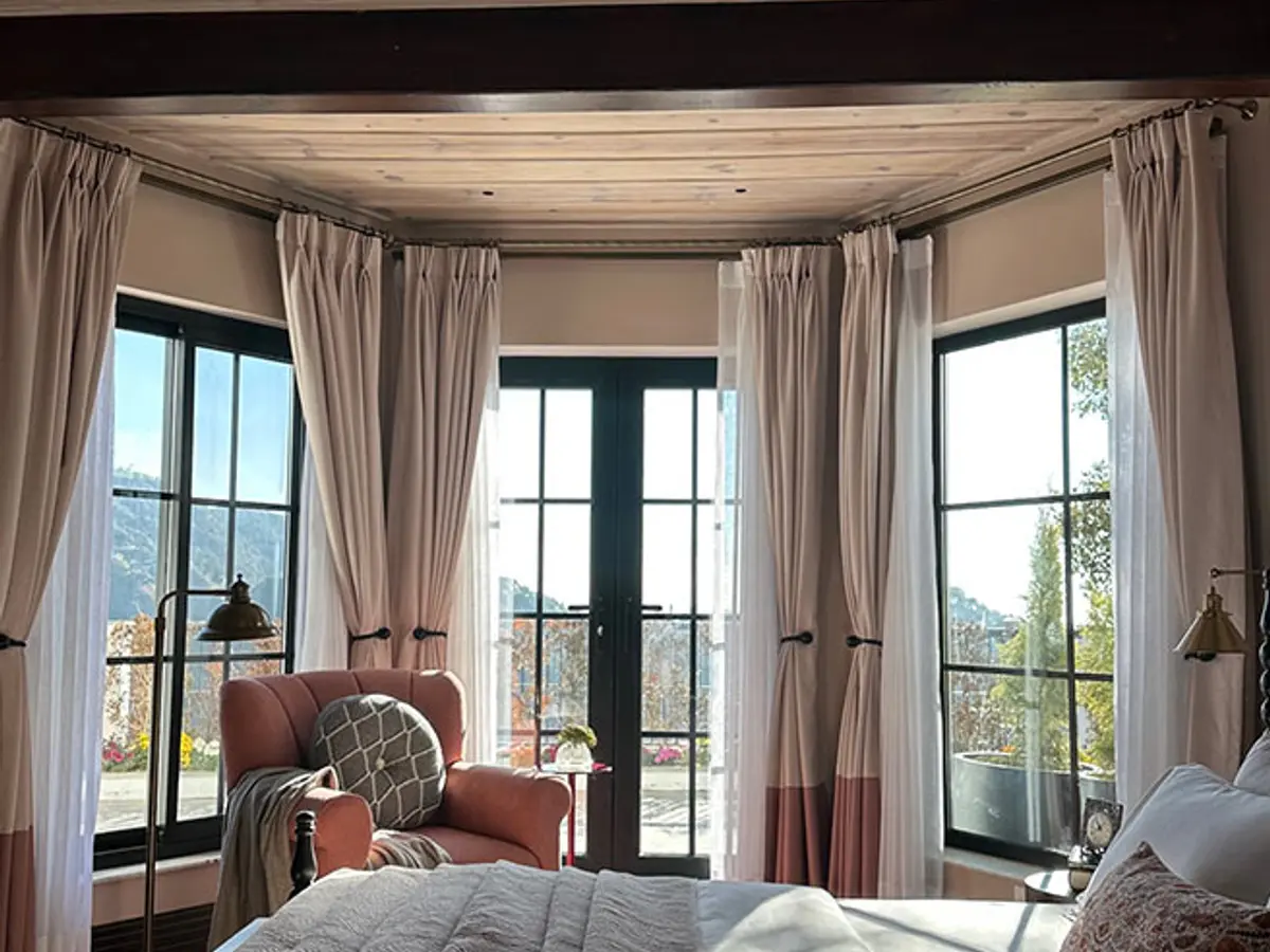 Bedroom with a View | Airyland Estate - Villa in Mussoorie