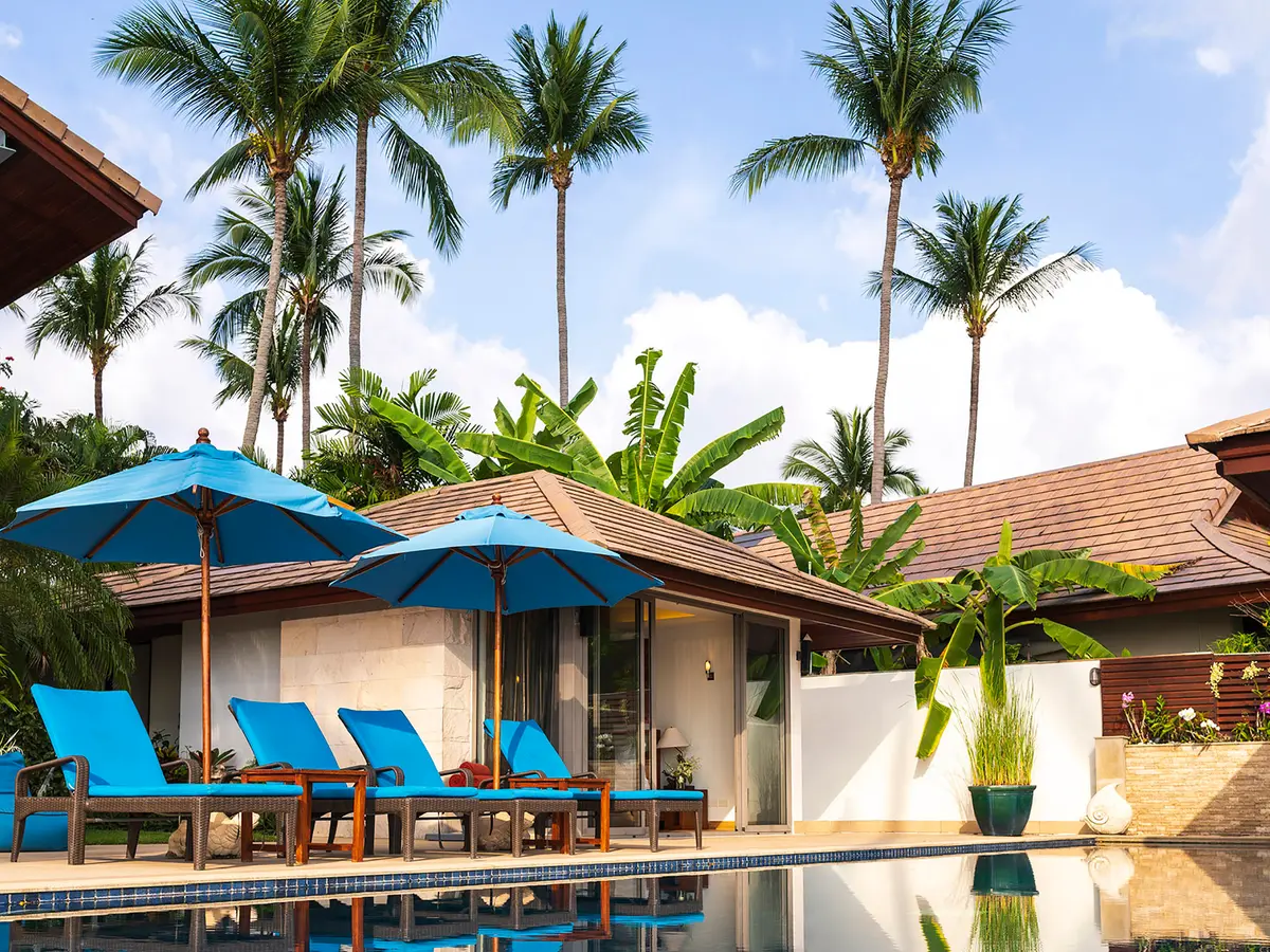 Akuvara - Pool deck sun loungers