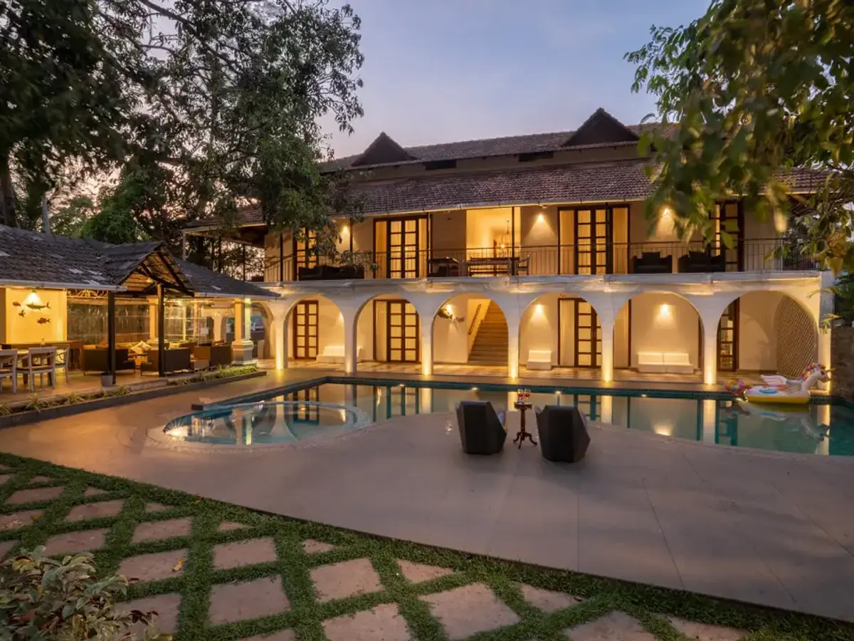 Bastora House - Poolside Area