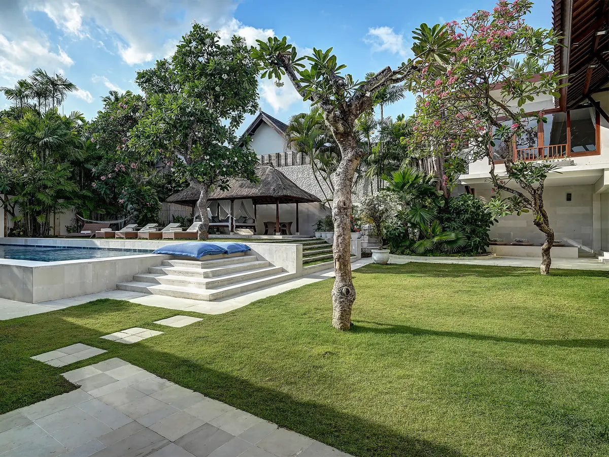 Casa Evaliza - Expansive lawn and pool area