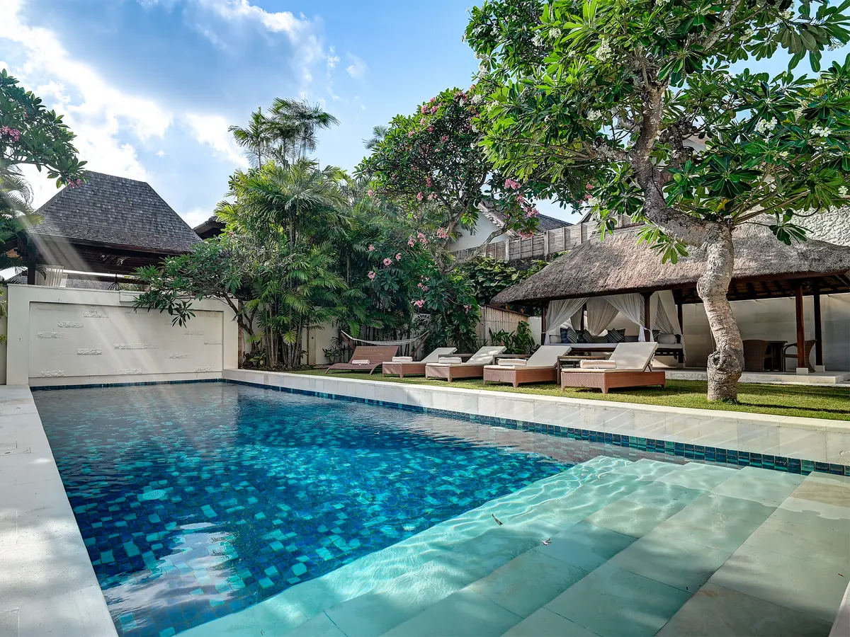 Casa Evaliza - Breezy pool area and relaxation pavilion