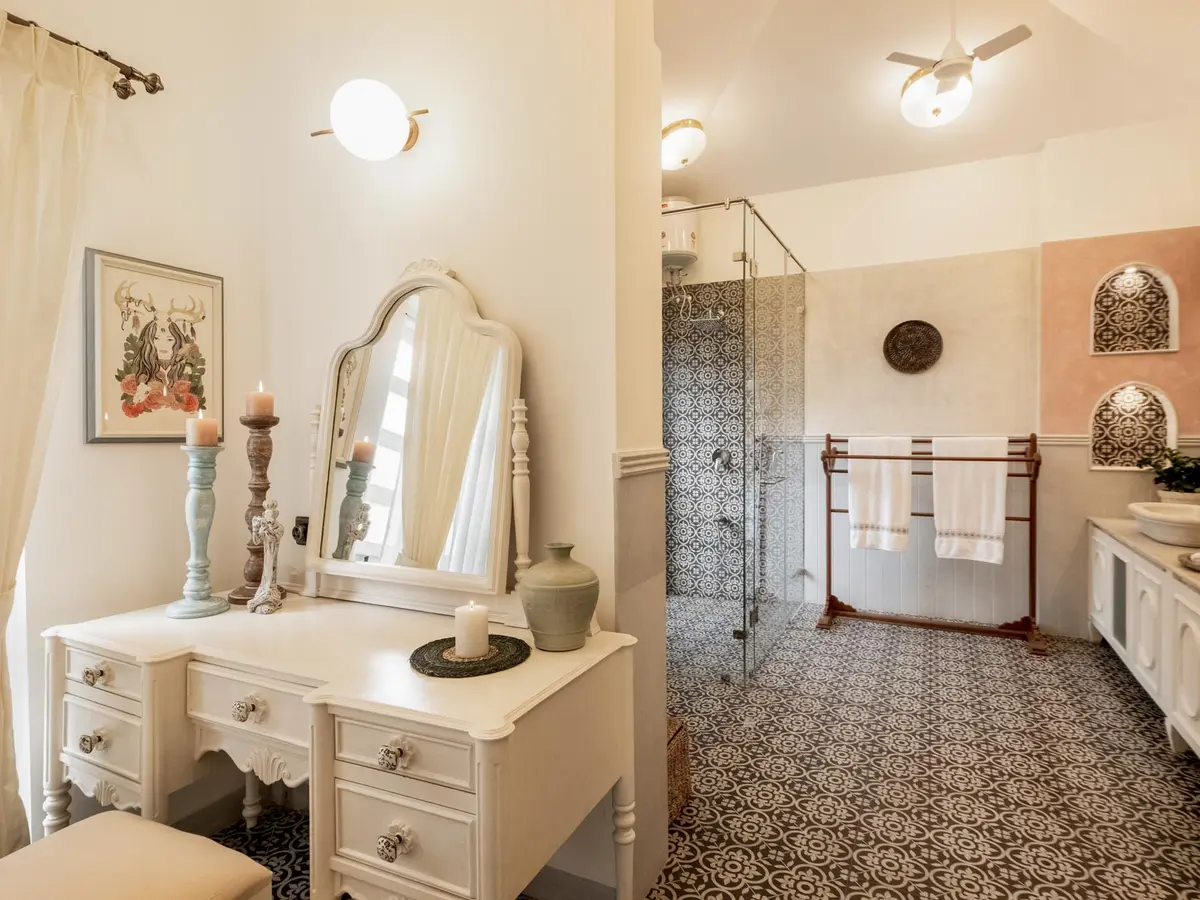 Castello Villa 5 - Bathroom and dresser