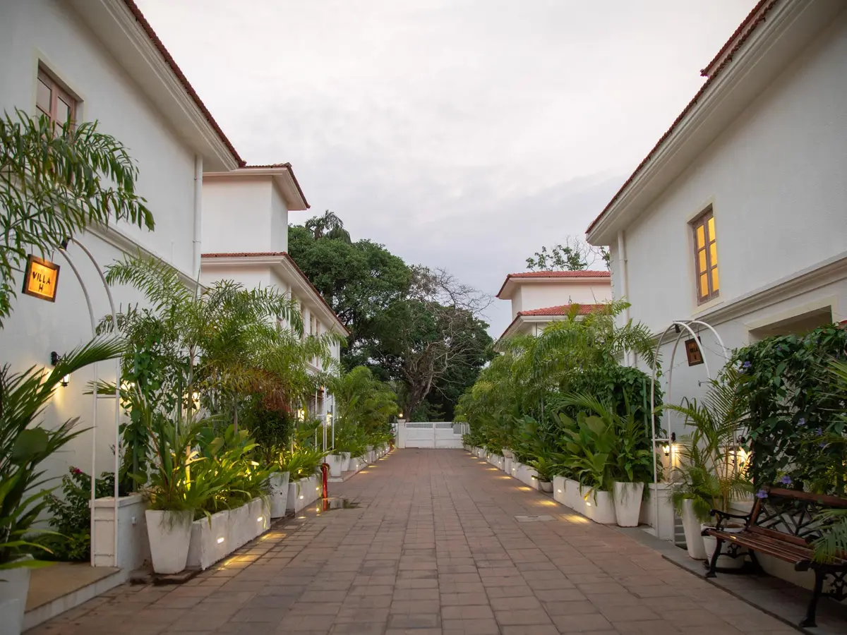 Colina - Villa H - Common pathway