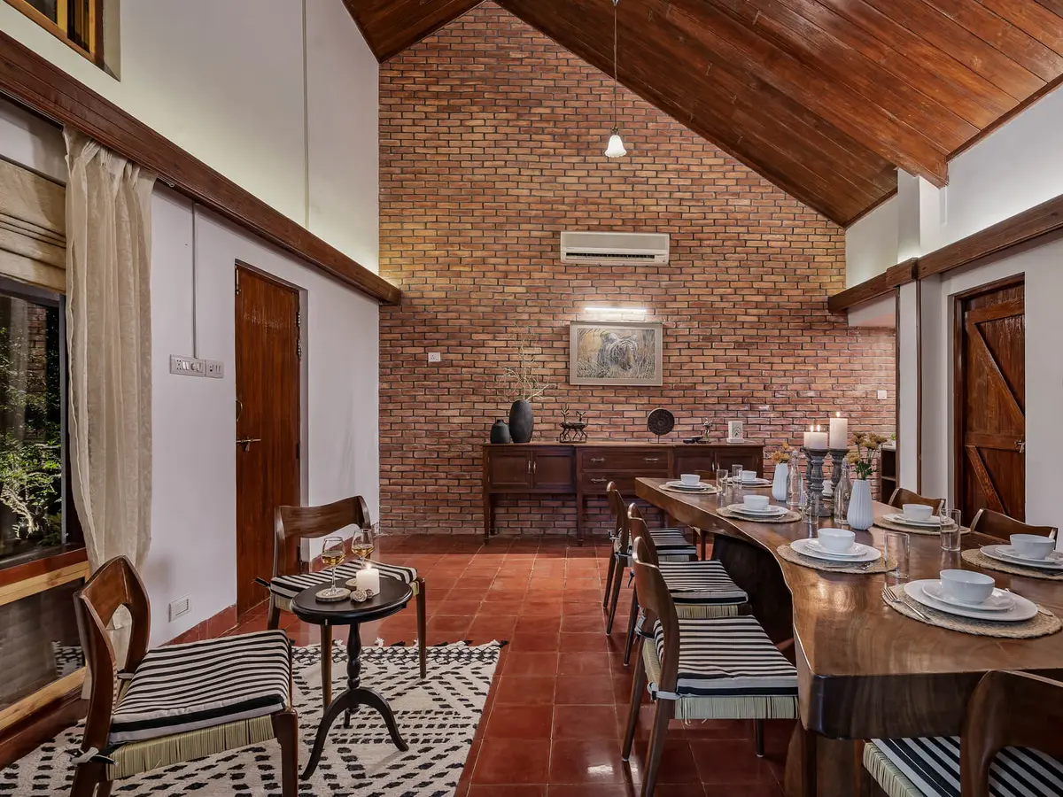Gold Mist - Dining area
