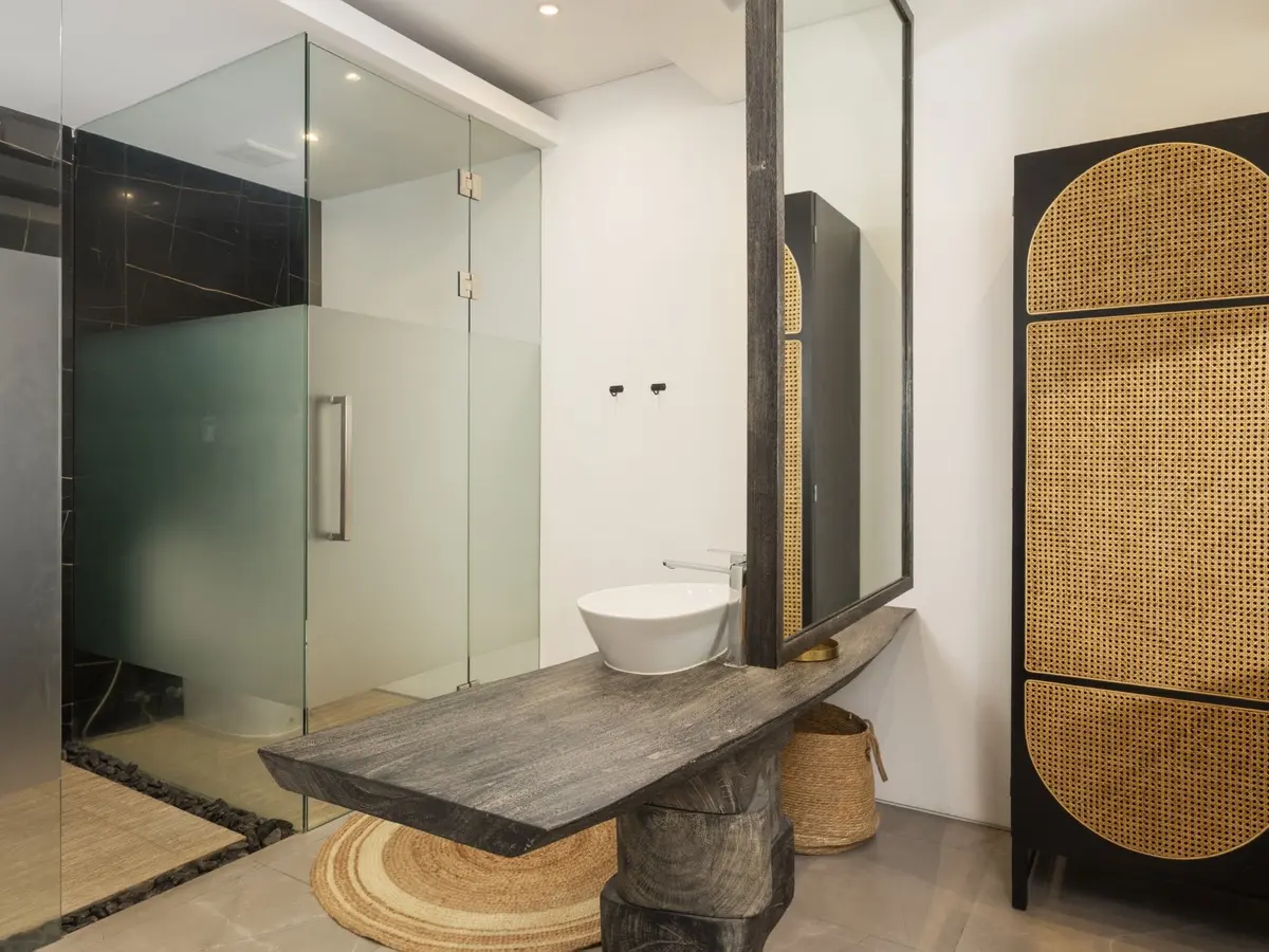 Golden Lotus - The Flourish Villa - Master bedroom ensuite